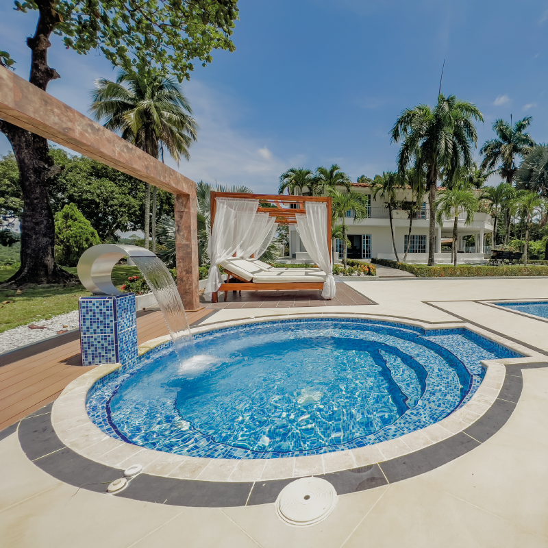 42_eje_cafetero_montanas_willy_valle_del_cocora_La_bonitafinca_renovacion_viaja_eje_cafeteroLa-Bonita-Tours-Colombia--Finca-de-lujo-en-Colombia--Turismo-de-lujo-en-Doradal-y-Eje-Cafetero