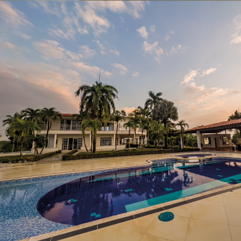 43_eje_cafetero_montanas_willy_valle_del_cocora_La_bonitafinca_renovacion_viaja_eje_cafeteroLa-Bonita-Tours-Colombia--Finca-de-lujo-en-Colombia--Turismo-de-lujo-en-Doradal-y-Eje-Cafetero